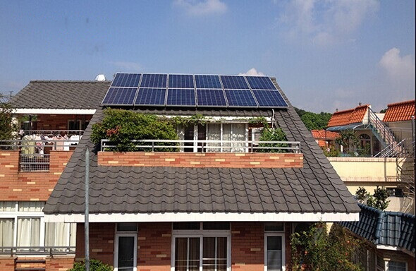 How many solar panels does it take to run a house off grid?