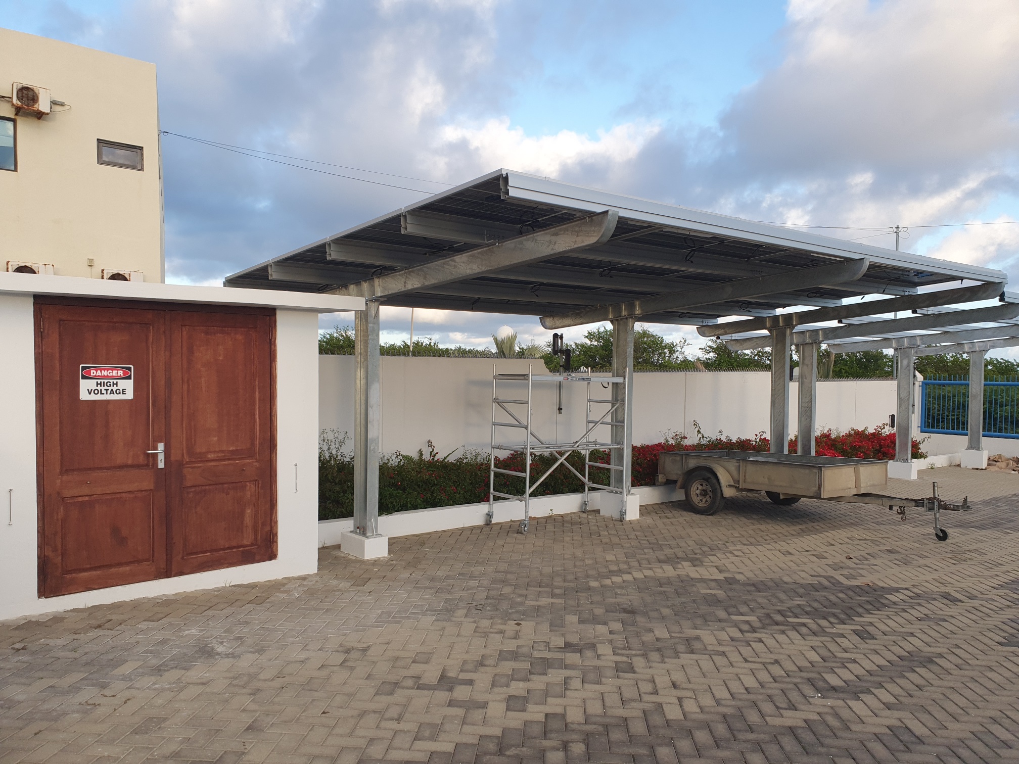 Comparison of Advantages and Disadvantages of Carbon Steel and Aluminum Alloy Photovoltaic Carports